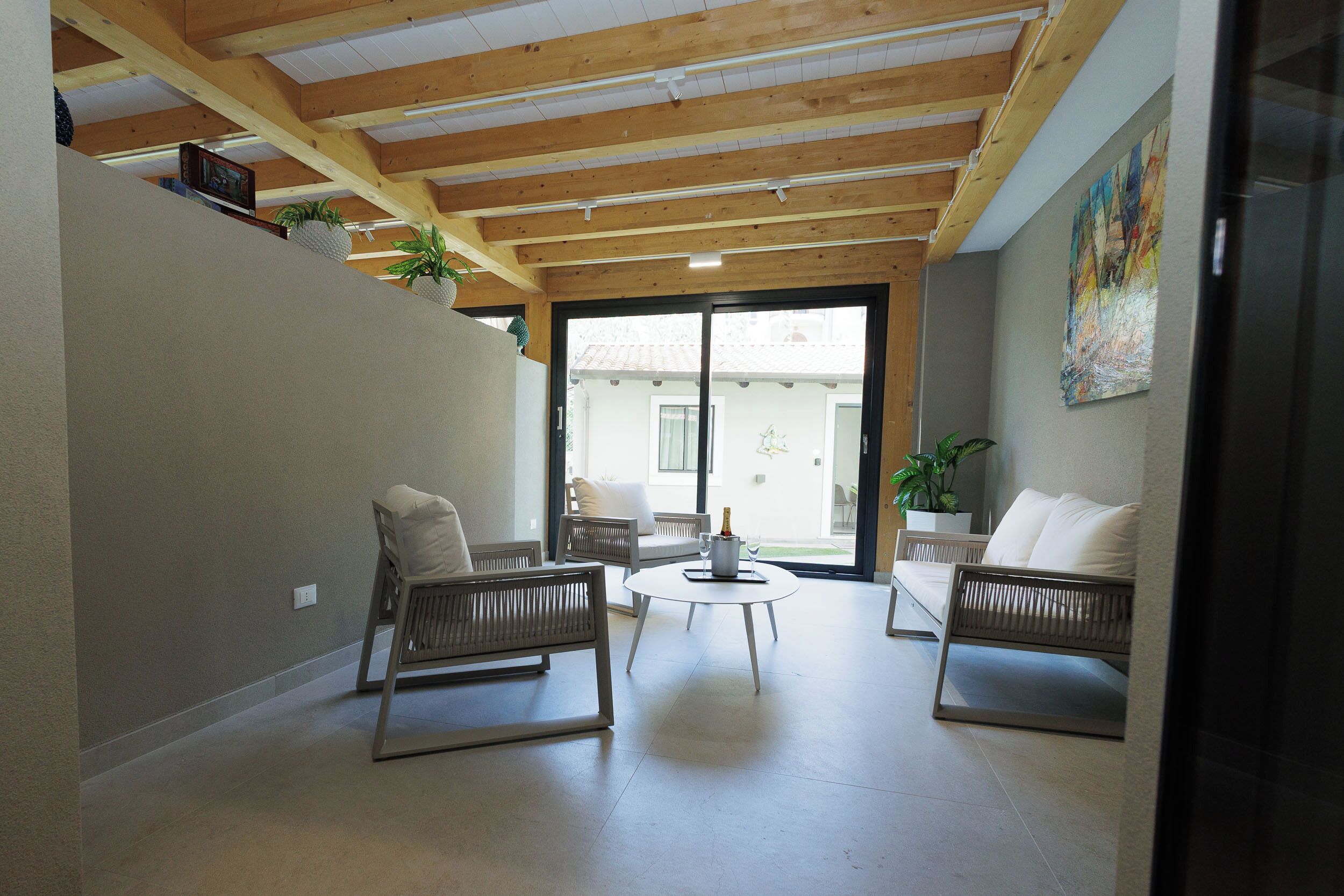 Habitación triple superior, vista al jardín | Interior