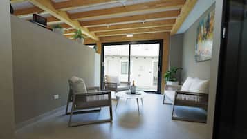 Habitación triple superior, vista al jardín | Interior