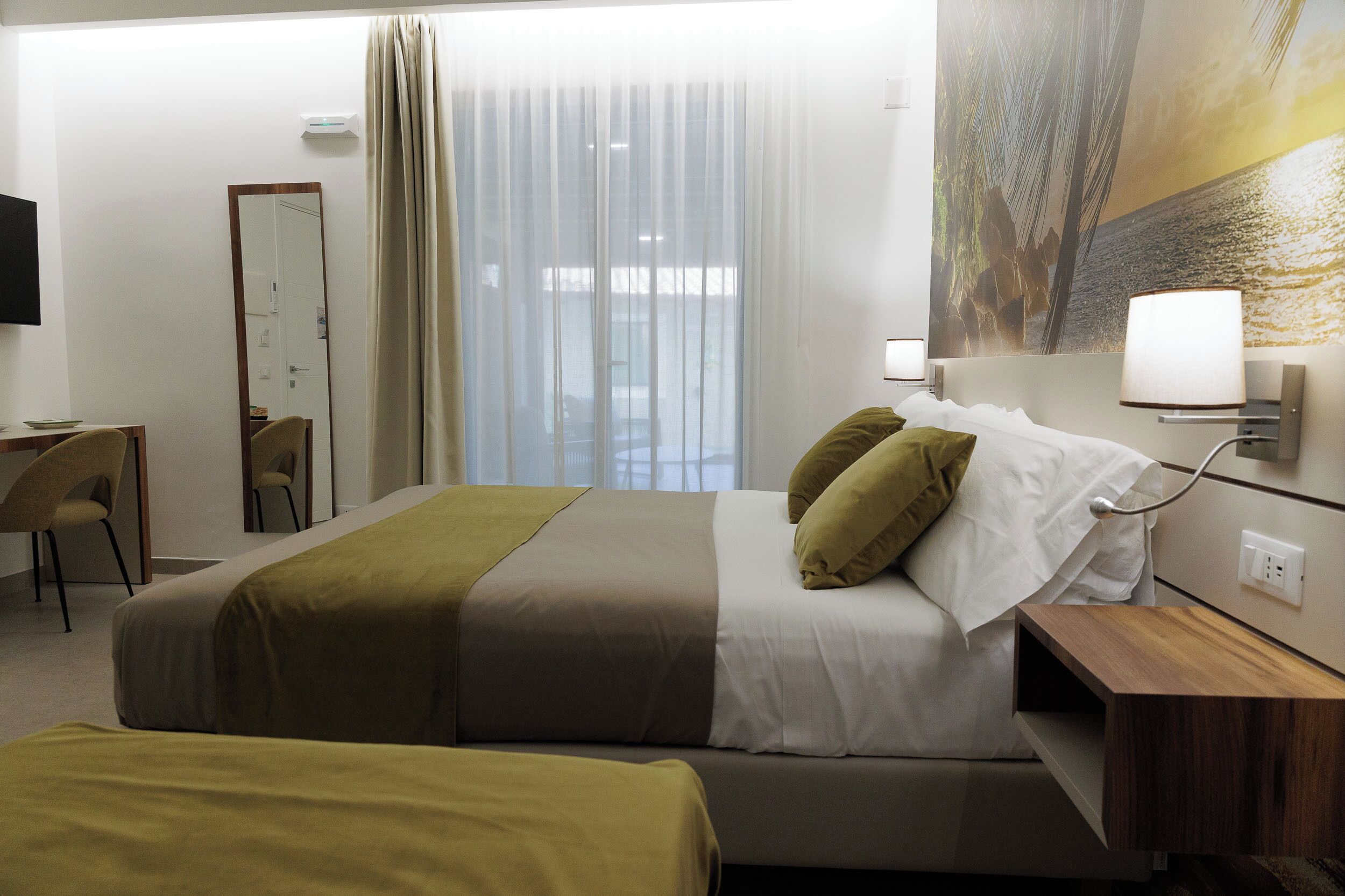 Superior Triple Room, Garden View | Peti besi dalam bilik, meja, ruang kerja komputer riba 