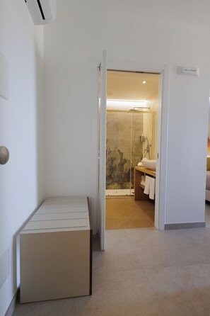 Deluxe tweepersoonskamer, uitzicht op zee | Badkamer | Een haardroger, handdoeken, zeep, shampoo