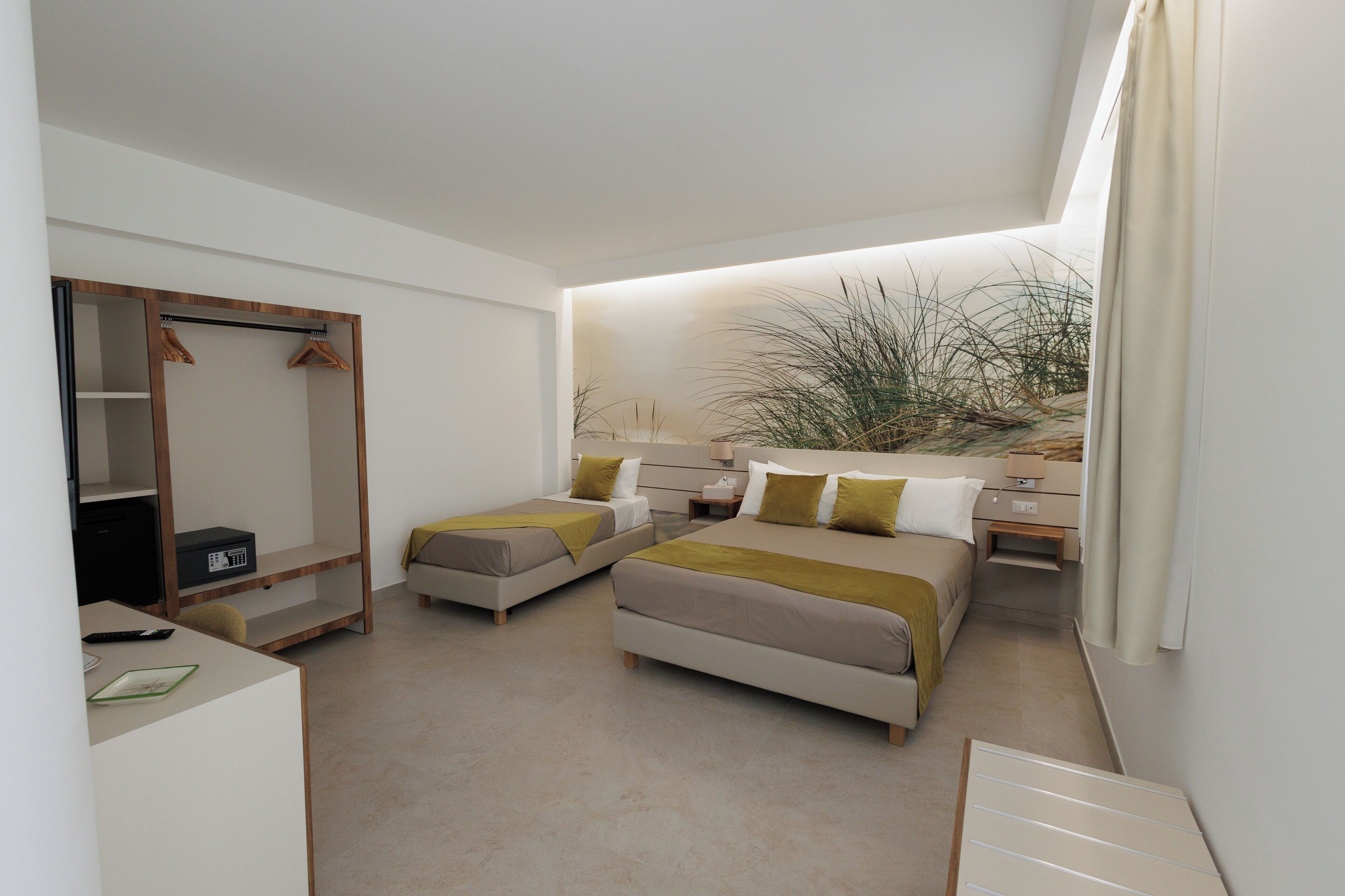 Quadruple Room, Garden View | Peti besi dalam bilik, meja, ruang kerja komputer riba 