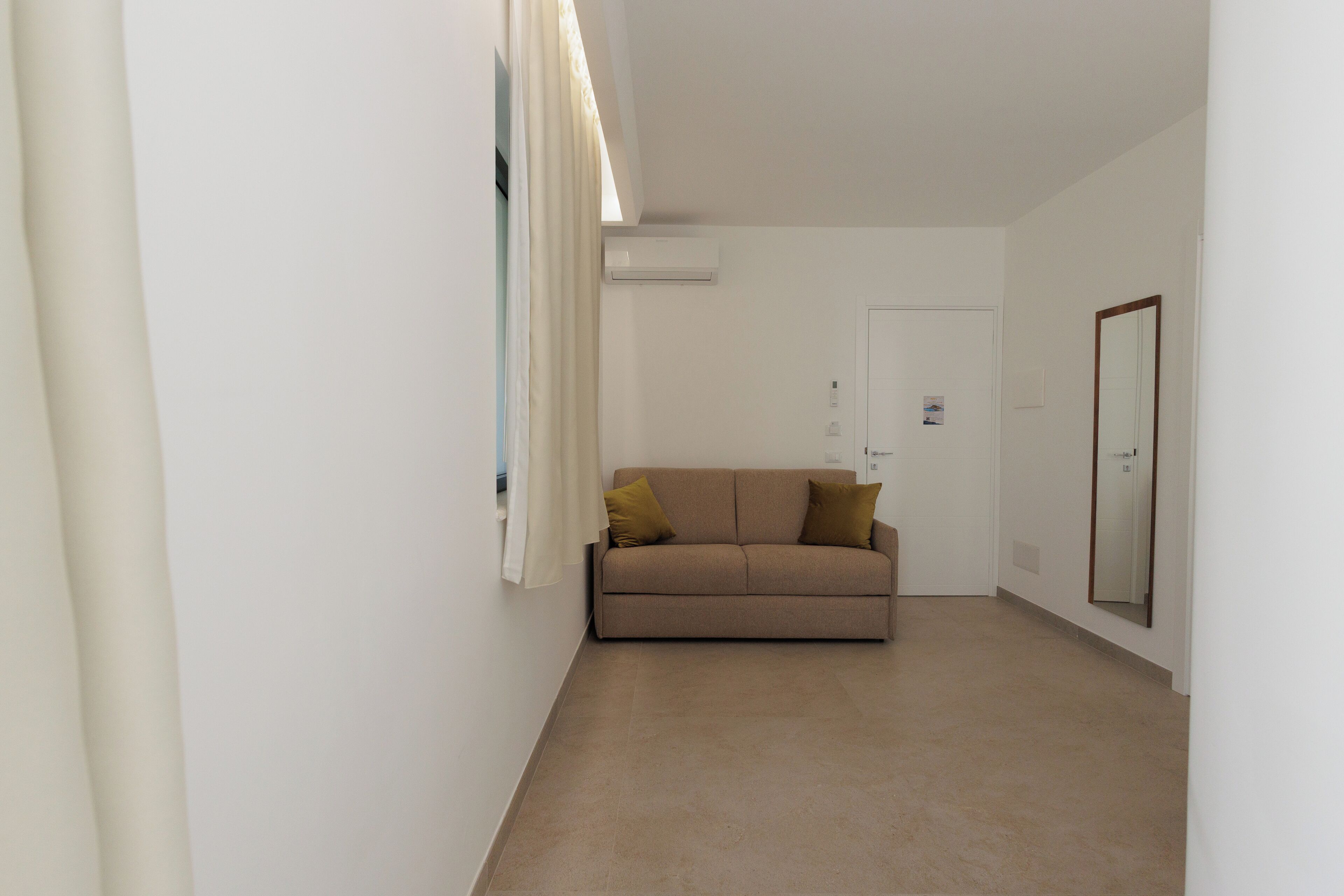 Habitación cuádruple, vista al jardín | Área de sala de estar