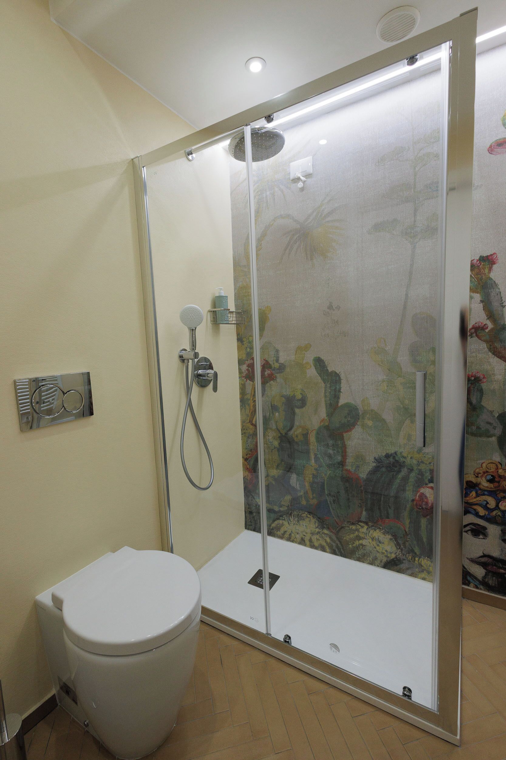 Phòng 4, quang cảnh vườn | Phòng tắm | Máy sấy tóc, khăn tắm, xà phòng, dầu gội 