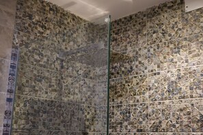 Separate bathtub and shower, free toiletries, hair dryer, slippers - Durrat Al Aziziyah Serviced Apartments (Madinah)