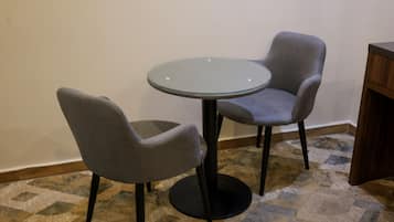 Comfort Studio Suite | Dining