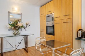 Dining - Charming 1-Bed Mews House near King’s Cross (London)