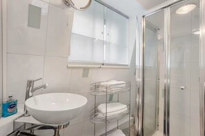 Bathroom - Charming 1-Bed Mews House near King’s Cross (London)