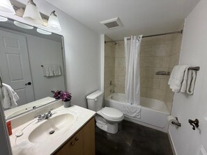 Apartamento básico, 1 habitación | Baño | Ducha y bañera combinadas