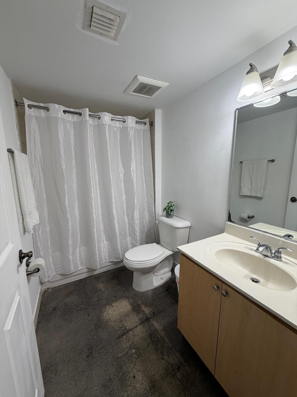 Basic Apartment, 2 Bedrooms | Bathroom | Combined shower/tub