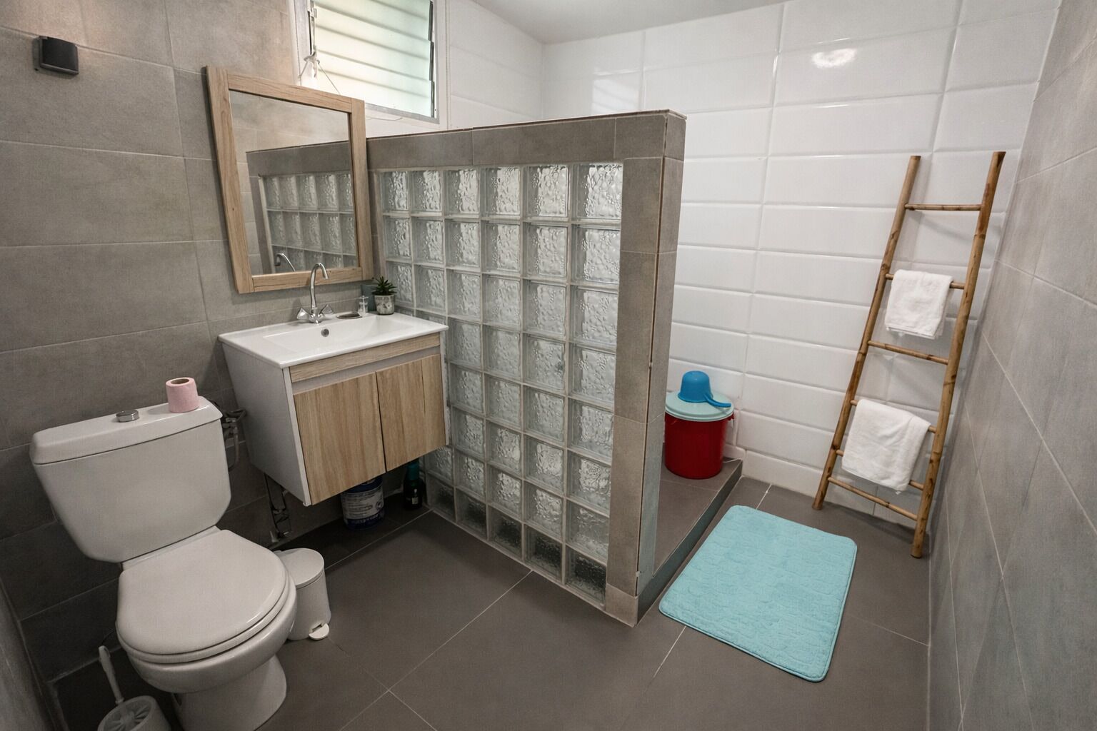 Serviettes fournies, savon, papier toilette