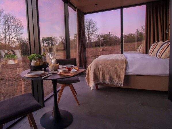 1 bedroom, desk, WiFi, bed sheets