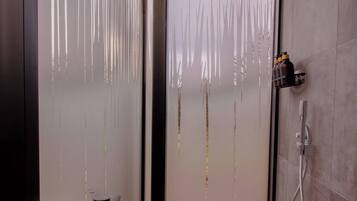 Een douche, een haardroger, handdoeken, shampoo