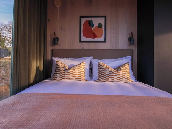 1 bedroom, desk, WiFi, bed sheets
