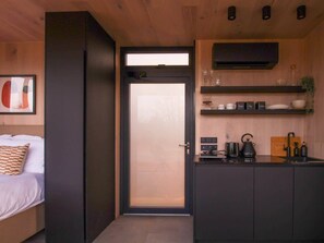 1 bedroom, desk, WiFi, bed sheets