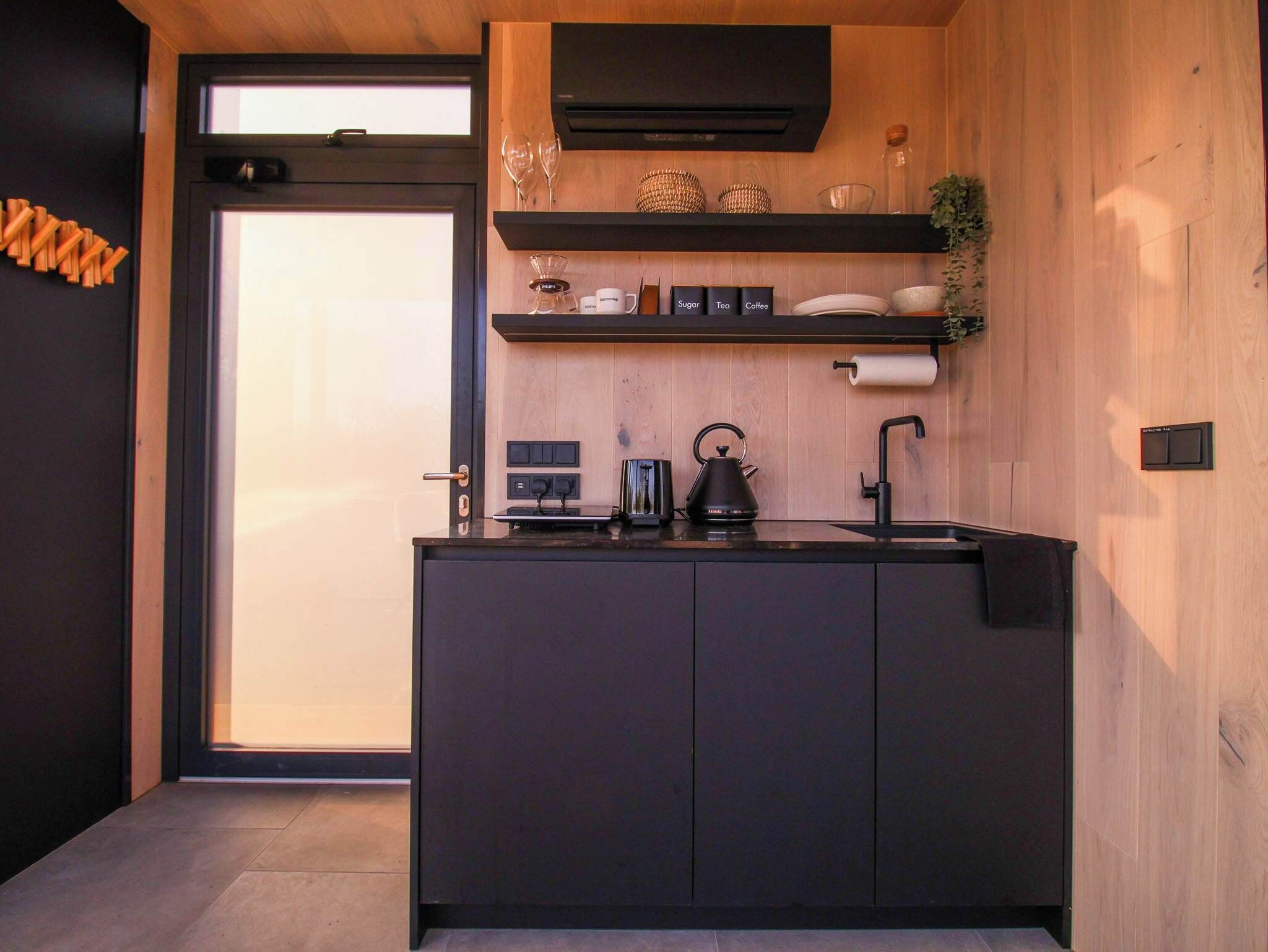 Placa de cocina, cafetera/tetera, tetera/pava eléctrica, tostadora