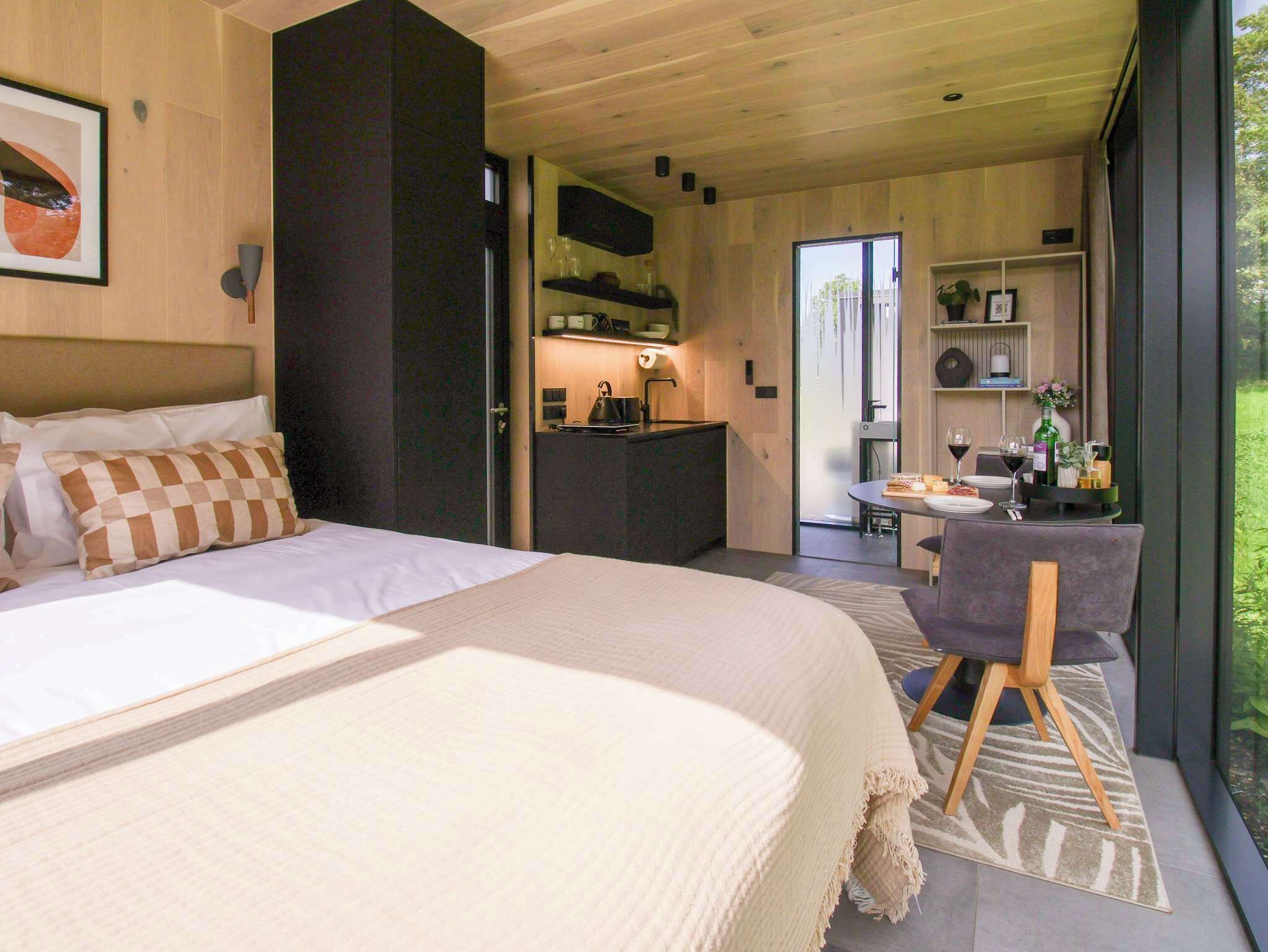 1 bedroom, desk, WiFi, bed sheets