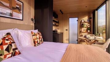 1 bedroom, desk, WiFi, bed sheets