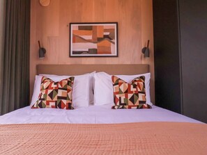 1 bedroom, desk, WiFi, bed sheets