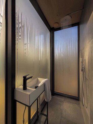 Shower, hair dryer, towels, shampoo - Stylish Mirrored Cabin with Hot Tub & Sauna (Anglesey)