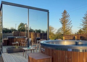Terrace/patio - Stylish Mirrored Cabin with Hot Tub & Sauna (Anglesey)