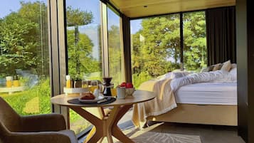 1 bedroom, desk, WiFi, bed sheets
