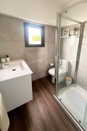 Hair dryer, towels, soap, toilet paper - Refúgio d'Assenta is a cozy accommodation for total tranquility and comfort. (São Pedro da Cadeira)