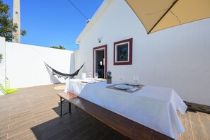 Outdoor dining - Refúgio d'Assenta is a cozy accommodation for total tranquility and comfort. (São Pedro da Cadeira)