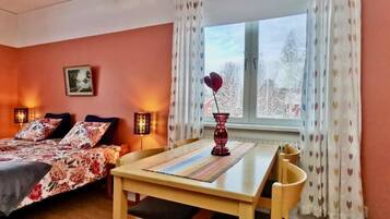 Habitación doble estándar, vista al jardín | Decoración personalizada, wifi gratis y acceso para silla de ruedas