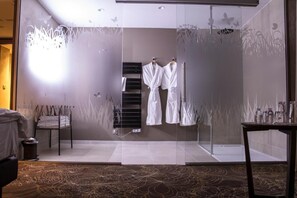 Family Suite, City View | Interior - Hotel Restaurant l'Orchidée (Ensisheim)