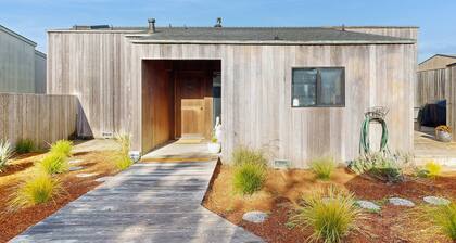 Pelican Landing - Ocean view home with stone fireplace, dog-friendly