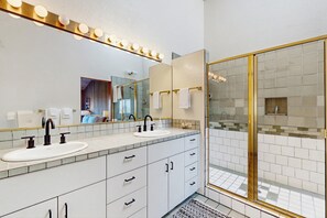Shower, hair dryer, towels, shampoo - Pelican Landing - Ocean view home with stone fireplace, dog-friendly (Sea Ranch)