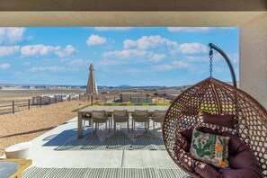 Outdoor dining - Sun Canyon Landing ~ Golf Sim ~ HotTub ~ Mini Golf ~ Game Room ~ Beautiful Views (Page)