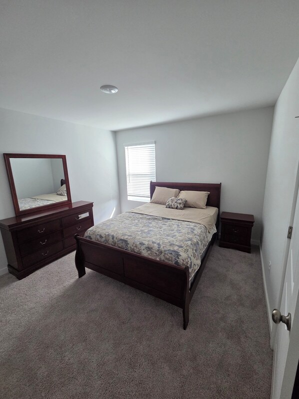 Room - Delightful 5-bedroom building with AC in charming Grayson (Grayson)