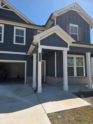 Exterior - Delightful 5-bedroom building with AC in charming Grayson (Grayson)