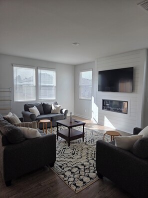 Living area - Delightful 5-bedroom building with AC in charming Grayson (Grayson)