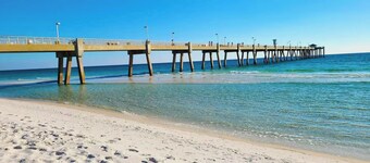 2 bed/2.5 bath King Suite, 2 Miles from Beach, Newly Renovated, Family Friendly