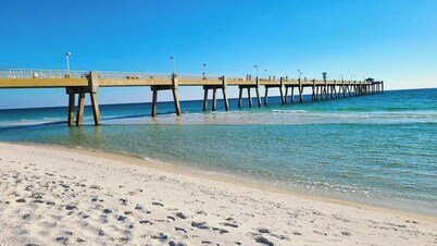 2 bed/2.5 bath King Suite, 2 Miles from Beach, Newly Renovated, Family Friendly