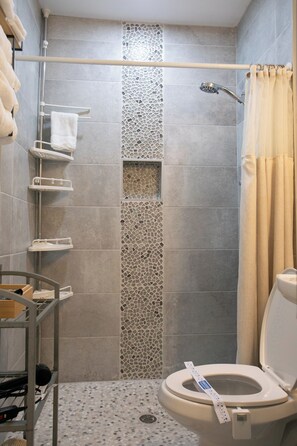 Dusche, Haartrockner, Handtücher, Seife