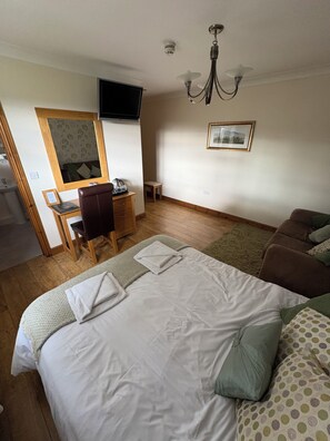 Room - The Bell country inn (Llanyre)