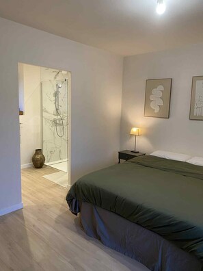 5 bedrooms, Internet, bed sheets - Breton farmhouse with garden (Malguénac)
