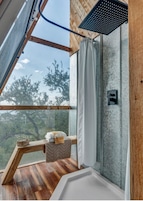 Sunset Cliff House | Bathroom | Hair dryer, towels, soap, shampoo
