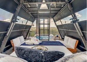 Suite, vistas a la colina | Minibar con artículos gratuitos y tabla de planchar con plancha