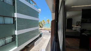 Un hotel moderno con vistas a palmeras y a la playa.