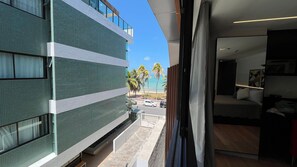 Un hotel moderno con vistas a palmeras y a la playa.