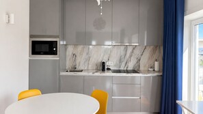 Fridge, microwave, stovetop, coffee/tea maker - B: Douro & Bridge Views | Boutique Apartments (Vila Nova de Gaia)