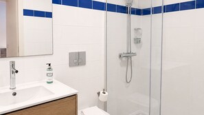 Hair dryer, towels - C: Douro & Bridge Views | Boutique Apartments (Vila Nova de Gaia)
