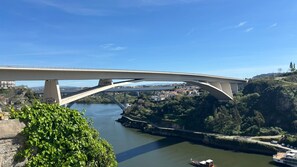 Eine Brücke über einem Fluss, im Hintergrund eine Stadt.