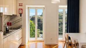 Fridge, microwave, stovetop, coffee/tea maker - D: Sunset Douro & Ponte Luis I Views (Vila Nova de Gaia)