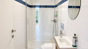 Hair dryer, towels - D: Sunset Douro & Ponte Luis I Views (Vila Nova de Gaia)