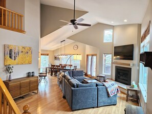 Smart TV, fireplace, books, stereo - Spacious 3bedroom Mtn Home with Private Hot Tub (Silverthorne)